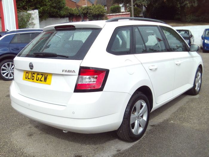 Skoda Fabia 1.2 TSI SE 5dr DSG-Auto Estate Petrol White